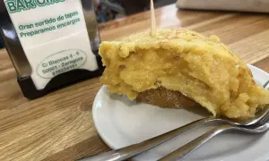 Deliciosa tortilla de patata zaragozana en Bar Circo, lista para disfrutar con tenedores.