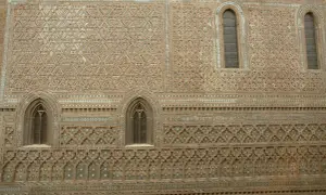 Detalle de la fachada de la parroquieta de la Seo, con intrincados mosaicos de ladrillo y azulejos formando patrones geométricos y florales.