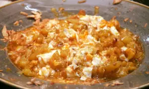 Plato de huevos rotos con patatas y jamón, una delicia que podría ser de los mejores huevos rotos Zaragoza.