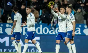 Jugadores de fútbol del Zaragoza celebran en el campo.