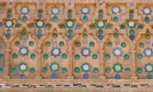 Detalle de azulejos de la Seo Zaragoza, con estrellas de ocho puntas en azul y verde sobre fondo de ladrillo y detalles circulares.