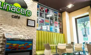 El café Linacero en Zaragoza, con decoración de vinilos y un toque retro.