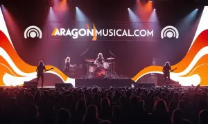Banda de rock en vivo en un escenario con luces y público, promocionando conciertos Zaragoza.