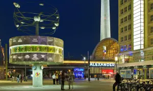 Reloj de la Amistad en Alexanderplatz, Berlín. Un lugar perfecto para escapadas con encanto, con su esfera giratoria y la torre de televisión al fondo.
