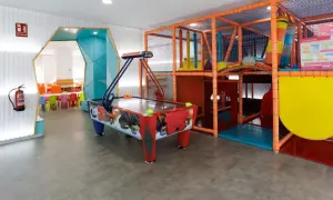 Zona de juegos infantiles con futbolín, hinchables y zona de descanso. ¡Ideal para una valdesparty en Zaragoza!