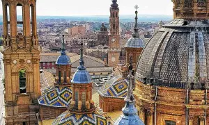 Las cúpulas y torres de las catedrales de Zaragoza, con sus coloridos tejados, se alzan sobre la ciudad.
