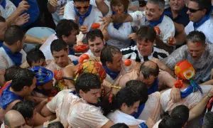 Multitud en fiestas de Tarazona, cubiertos de tomate, en medio de una batalla de tomates.