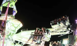 Gente disfrutando de atracciones en el recinto ferial de Valdespartera.