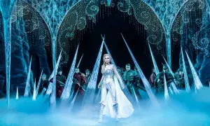 Elsa, con su traje helado, lidera un ejército en un palacio de hielo. La magia de Frozen Zaragoza cobra vida.