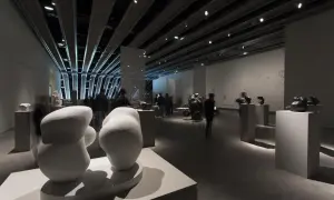Esculturas abstractas en blanco y negro en el museo Pablo Serrano Zaragoza.