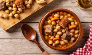 Un delicioso plato de garbanzos con chorizo y carne, perfecto para comer cocido en Zaragoza.