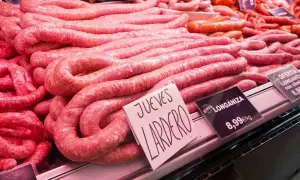 Longanizas frescas listas para celebrar el Jueves Lardero en Zaragoza. ¡Un festín de sabor te espera!