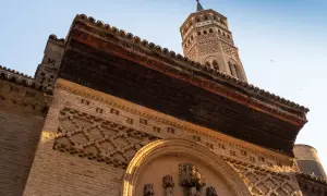 Detalle arquitectónico del templo Zaragoza, con su torre mudéjar y fachadas de ladrillo con motivos geométricos.