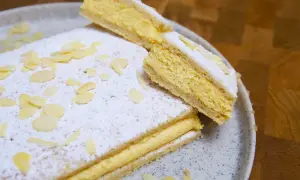 Pastel ruso de origen incierto, cubierto de azúcar glas y almendras laminadas, con un relleno cremoso.
