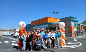 Equipo de Popeyes Zaragoza celebra la apertura. ¡Listos para servir el mejor pollo frito!