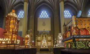 Exhibición de pasos de Semana Santa en Zaragoza, con un impresionante rosario de cristal que ilumina la escena.