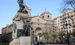 Monumento a Agustina de Aragón en la plaza del Portillo, Zaragoza, con la iglesia de Nuestra Señora del Portillo al fondo.