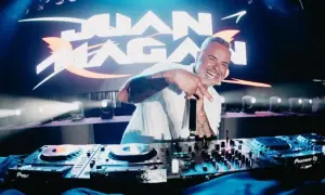 Juan Magán en concierto en Zaragoza, animando la fiesta con su música y energía.
