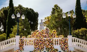 Escaleras adornadas con miles de flores coloridas, un preludio a los **festivales en Zaragoza**.