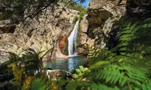 Cascada en un entorno rocoso y frondoso. Un lugar idílico que ver en Cáceres provincia para disfrutar de la naturaleza.