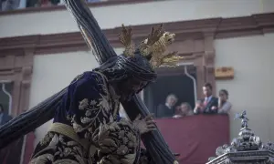 Cristo con túnica morada bordada, cargando la cruz. Una de las procesiones Semana Santa Jueves Santo.