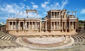 Teatro romano con gradas semicirculares y un imponente escenario de columnas. Un lugar que evoca la grandeza del museo romano.