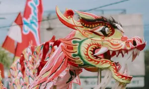Dragón colorido en celebración del año nuevo chino en Zaragoza.