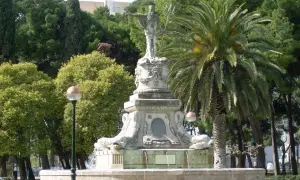 La fuente de Neptuno en Zaragoza, con su estatua del dios del mar y palmeras, es un oasis verde.