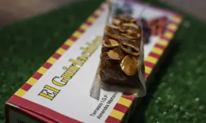 Dulce guirlache con almendras, un manjar de Zaragoza.