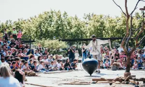 Un artista hace girar una peonza gigante ante un público atento. ¡Utebo respira circo!