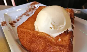 Torrijas zaragozanas con helado de vainilla, espolvoreadas con canela. Un postre delicioso.