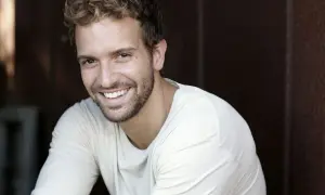 Pablo Alborán sonríe, ¡consigue tus entradas para su concierto en Zaragoza!