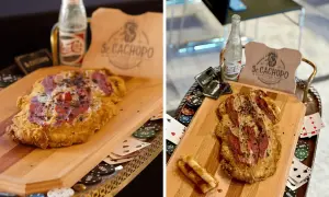 El cachopo Zaragoza, un plato crujiente con jamón y queso, servido con fichas de póker y una botella de refresco.