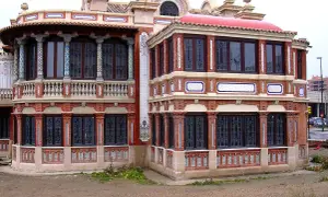 La Casa Solans, un edificio modernista con ladrillo visto, azulejos coloridos y balcones ornamentados.