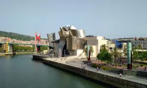 El Museo Guggenheim y el puente rojo son icónicos al visitar Bilbao. Pasea por la ría y admira la arquitectura moderna.