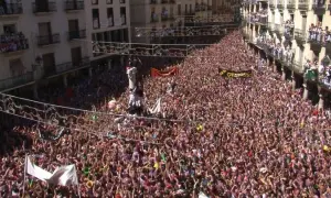 Multitudinaria plaza de Teruel, con gente en balcones y calles, celebrando el chupinazo.