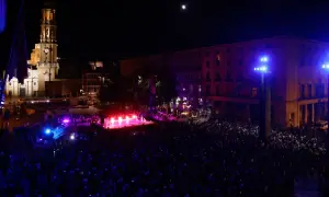 Multitud celebra la **noche blanca Zaragoza** ante un escenario iluminado y la Basílica del Pilar.