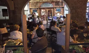 Gente disfrutando en Chez Claudine, uno de los mejores restaurantes Jaca, con música en vivo y ambiente acogedor.