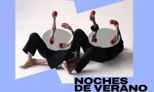Manos con manzanas rojas reflejadas en espejos, parte de la campaña "Noches de verano CaixaForum".