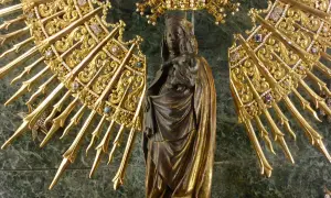 Virgen con Niño, rodeada de un resplandor dorado y joyas, evocando la solemnidad de cuando es la Pilarica.