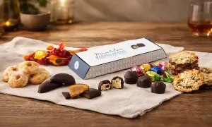 Deliciosos dulces de Aragón: bombones, galletas y caramelos envueltos en papel brillante, junto a una caja de "Moscatelicos" de Manuel Segura.