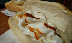 Bocadillo de calamar bravo en Zaragoza, con pan tierno, mayonesa y un toque picante.