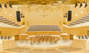 Interior moderno de un auditorio de madera, listo para grandes conciertos en el auditorio Zaragoza.