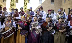 Grupo de gaiteros y músicos celebran el día San Jorge Zaragoza, con trajes tradicionales y diversos instrumentos.