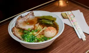 Un delicioso ramen zaragoza con cerdo, huevo y cebolleta, listo para disfrutar.