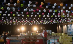 Cientos de farolillos de colores cuelgan en filas, creando un ambiente festivo para la feria de abril zaragoza.