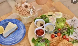 Un delicioso desayuno en Zaragoza con tarta de limón, aguacate, huevos escalfados y tostadas.