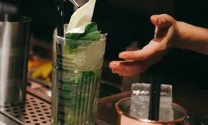 Un refrescante mojito, listo para disfrutar en Zaragoza. La menta fresca y el limón coronan esta bebida.