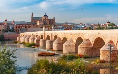 Puente Romano y Mezquita-Catedral de Córdoba, uno de los destinos en tren desde Madrid.