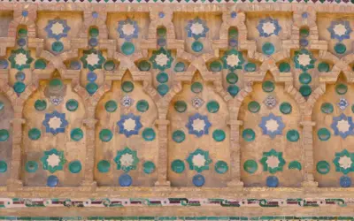 Detalle de azulejos de la Seo Zaragoza, con estrellas de ocho puntas en azul y verde sobre fondo de ladrillo y detalles circulares.